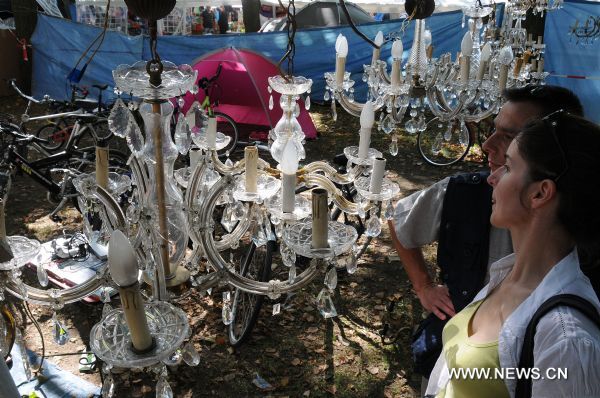 Visitors shop among sale stalls during the annual 'Braderie de Lille', Europe's biggest flea market, in northern French city of Lille, on Sept. 3, 2011. [Xinhua/Wu Wei] 