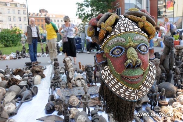 Visitors shop among sale stalls during the annual 'Braderie de Lille', Europe's biggest flea market, in northern French city of Lille, on Sept. 3, 2011. [Xinhua/Wu Wei]