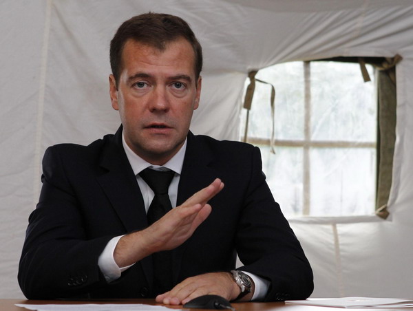 Russia's President Dmitry Medvedev chairs a meeting in a tent at the site of a plane crash near the Russian city of Yaroslavl, September 8, 2011. [Agencies] 