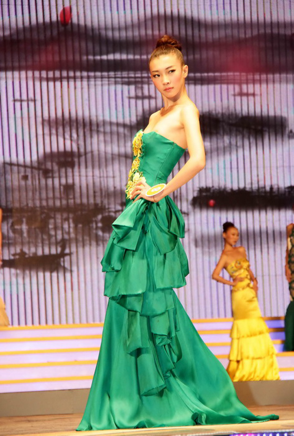 Thirty finalists from around the country competed in the last round of the 11th China Professional Model Contest on Tuesday at Xinghe Bay in Ordos, Inner Mongolia Autonomous Region. [Zhang Aidong] 