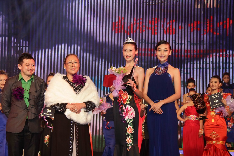 Li Xiaoyu (second right) was named first runner-up. Thirty finalists from around the country competed in the last round of the 11th China Professional Model Contest on Tuesday at Xinghe Bay in Ordos, Inner Mongolia Autonomous Region. [Zhang Aidong]