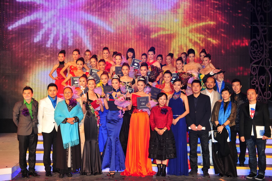 Thirty finalists from around the country competed in the last round of the 11th China Professional Model Contest on Tuesday at Xinghe Bay in Ordos, Inner Mongolia Autonomous Region. Zhao Bingqing of Beijing won. Li Xiaoyu of Qingdao and Lei Shuhan of Hebei were the first and second runner-ups, respectively. [Wang Jingguang]