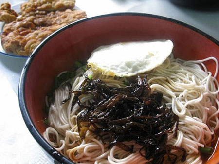 Shrimps and spring onion braised noodles, one of the 'top 10 most famous Shanghai snacks' by China.org.cn.