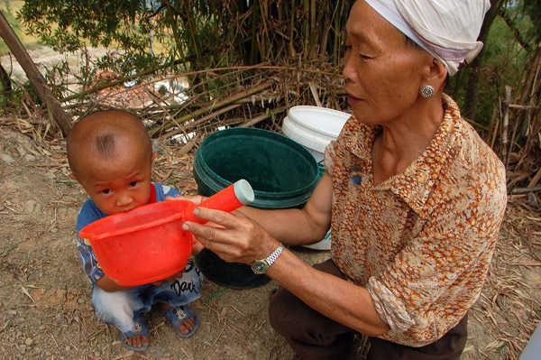 A child drinks water at Maji village in Huangping county, Guizhou province, on Wednesday. The lingering drought has affected the drinking water for more than 300 farmers in the area. [China Daily]