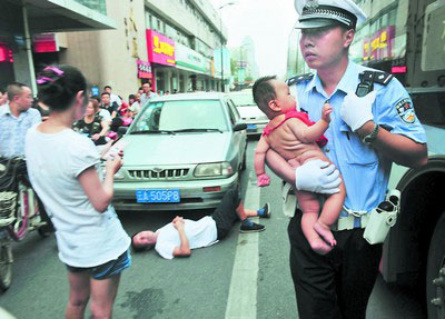 A quarrelling couple in a vehicle caused a terrible traffic jam near Beidajin crossing in downtown Chengdu, capital of southwest China's Sichuan Province, on Tuesday, September 6, 2011. 