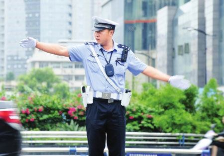 Zhang Long, a traffic policeman, directs traffic in Chengdu, capital of southwest China's Sichuan Province. [Photo: wccdaily.com.cn]