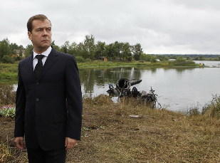 Russian President Dmitry Medvedev visits the site of a plane crash near the Russian city of Yaroslavl, September 8, 2011. A passenger plane carrying a Russian ice hockey team to a season-opening match crashed after takeoff from a provincial airport on Wednesday, killing 43 people and plunging the Russian and international sports world into grief. [Agencies] 