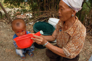 A child drinks water at Maji village in Huangping county, Guizhou province, on Wednesday. The lingering drought has affected the drinking water for more than 300 farmers in the area. [China Daily]