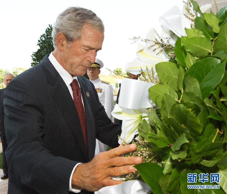 Former US president George W. Bush lays a wreath at the Pentagon to mark the 10th anniversary of the Sept. 11 attacks, on Sept. 10, 2011.