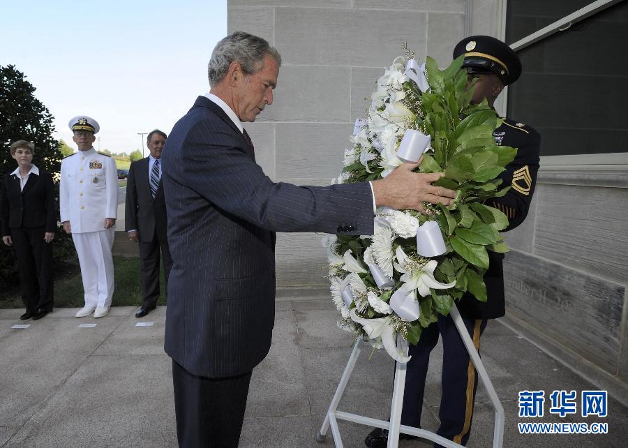 Former US president George W. Bush lays a wreath at the Pentagon to mark the 10th anniversary of the Sept. 11 attacks, on Sept. 10, 2011.