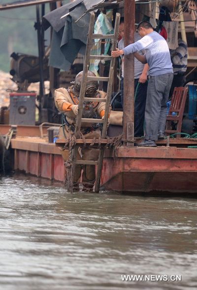 Rescuers search for missing people after a ferryboat capsized and sank in a river in Shaoyang County, central China's Hunan Province, Sept. 10, 2011. At least 11 people, mostly students from primary and middle schools, died and 16 others were injured in the accident on Friday afternoon. [Li Ga/Xinhua]