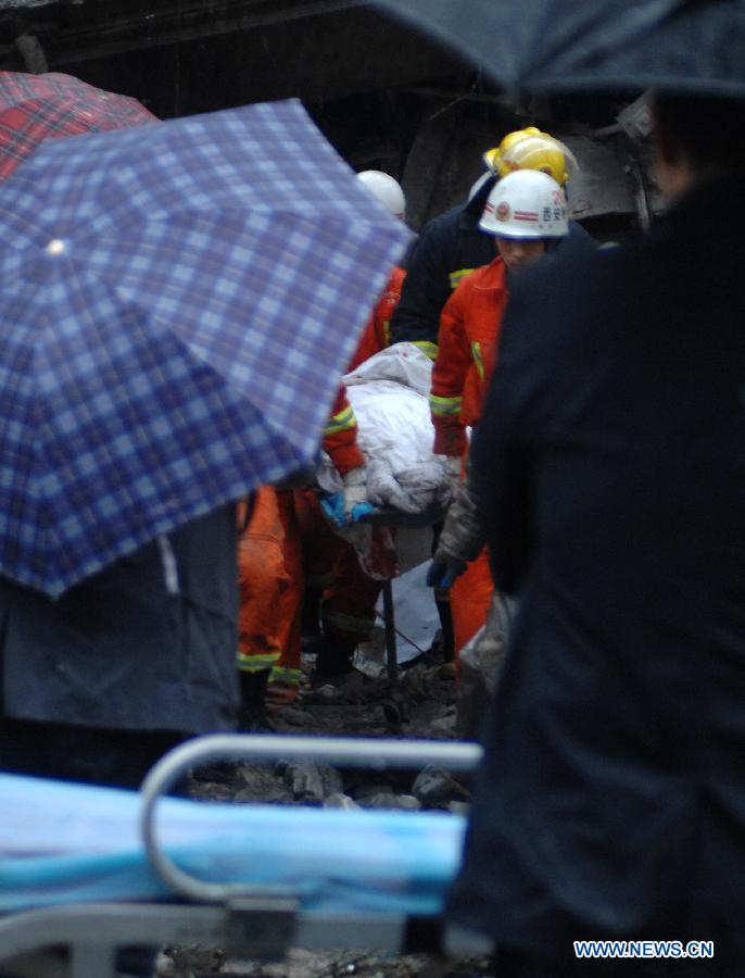 Rescuers search at the accident site of a collapsed shopping mall in Xi'an, capital of northwest China's Shaanxi Province, Sept. 11, 2011. Parts of a shopping mall which has been closed down collapsed Sunday morning. [Li Yibo/Xinhua]