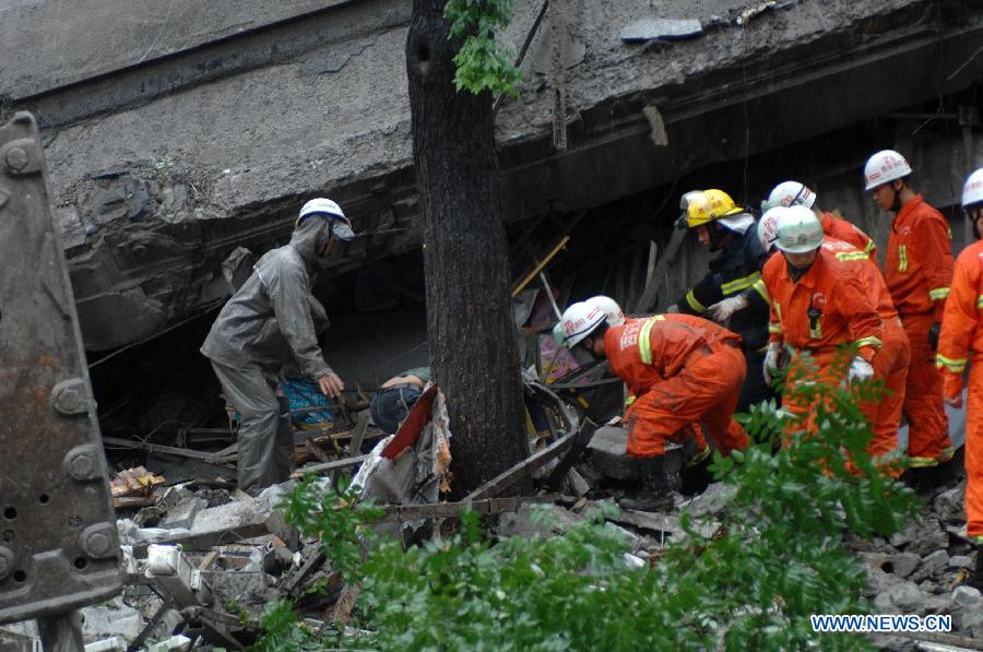 Rescuers search at the accident site of a collapsed shopping mall in Xi'an, capital of northwest China's Shaanxi Province, Sept. 11, 2011. Parts of a shopping mall which has been closed down collapsed Sunday morning. [Li Yibo/Xinhua]