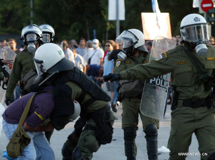 Greek protesters clash with anti riot police during a protest at the northern Greece city of Thessaloniki on Sept. 10, 2011. [Marios Lolos/Xinhua]
