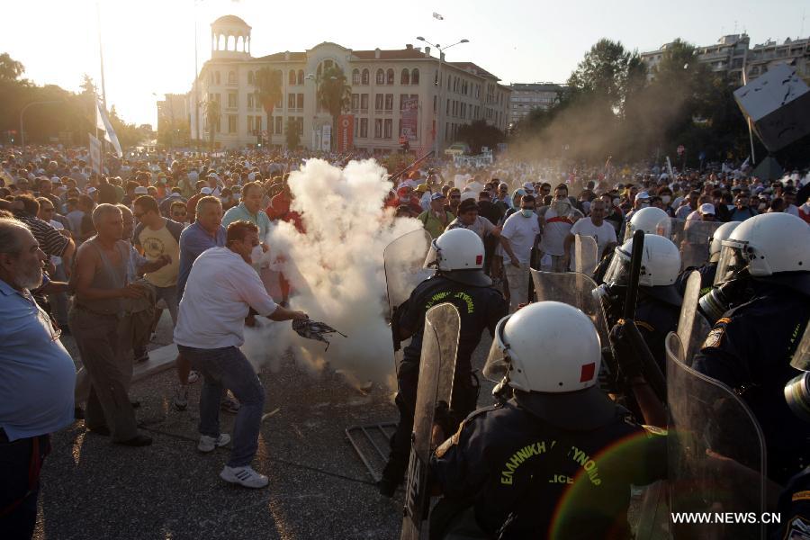 Greek protesters clash with anti riot police during a protest at the northern Greece city of Thessaloniki on Sept. 10, 2011. [Marios Lolos/Xinhua]