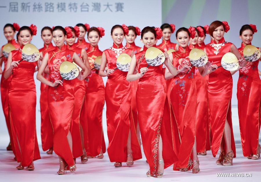 Contestants take part in the final of the New Silk Road Taiwan model contest in Taipei, southeast China's Taiwan, Sept. 10, 2011. Thirty-one Taiwan contestants out of 1,800 competed for the crown on Saturday. [Ren Zhenglai/Xinhua]