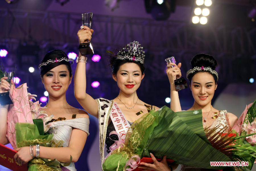 Liu Chen (C), runner-up Li Dong'e (R) and second runner-up Yu Weiwei pose for photos at the China Pageant final of the 61st Miss World in Wuxi, east China's Jiangsu Province, Sept. 10, 2011. Liu will represent China to compete at the world final in London, Britain. [Huan Wei/Xinhua]