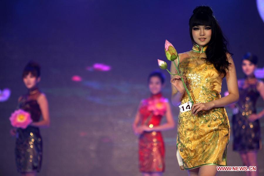 A contestant takes part in the China Pageant final of the 61st Miss World in Wuxi, east China's Jiangsu Province, Sept. 10, 2011. [Huan Wei/Xinhua]