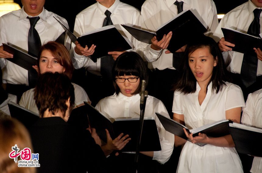 The chorus group sing several songs, including Amazing Grace, and America the Beautiful at the 10th anniversary of the 9/11 attacks at the US Embassy in Beijing, China. [Pierre Chen / China.org.cn]