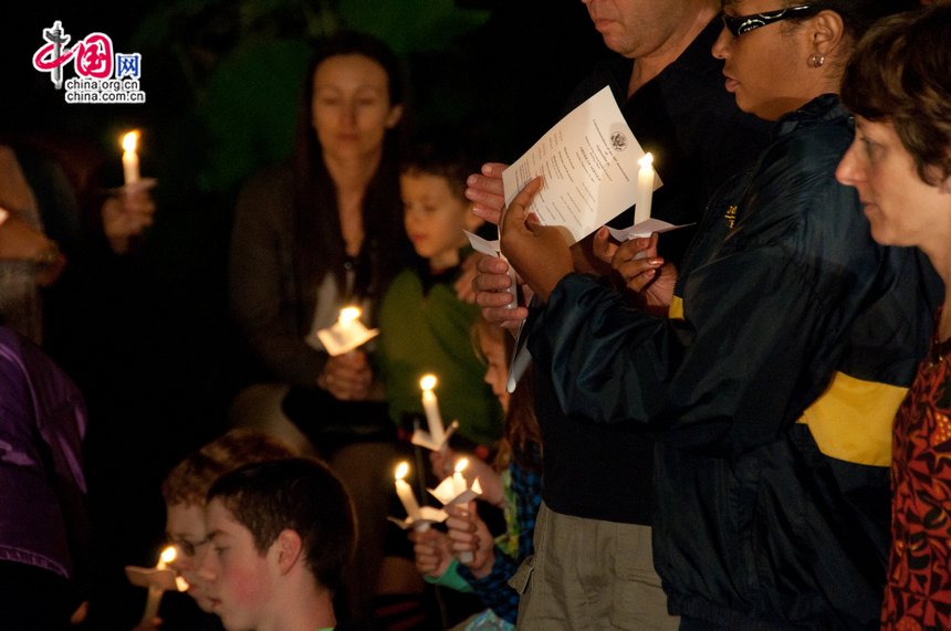 Attendants all hold candles during a praying session for the innocent lives killed in the terrorist attacks. [Pierre Chen / China.org.cn]