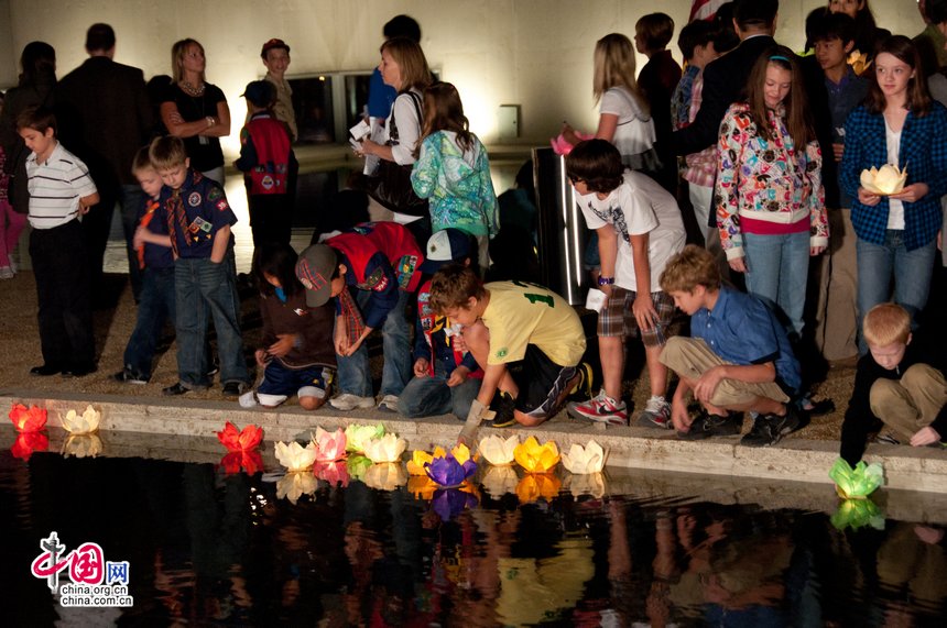 At the commemoration ceremony, people set off lotus lanterns in a pond as a means to show their emotions for the deceased lives in the 911 attacks. [Pierre Chen / China.org.cn]