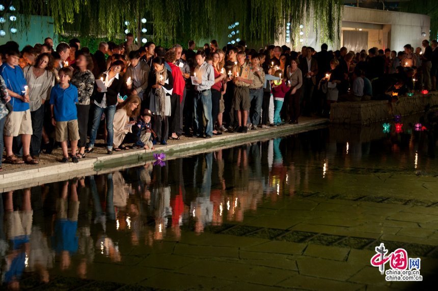 At the commemoration ceremony, people set off lotus lanterns in a pond as a means to show their emotions for the deceased lives in the 9/11 attacks. [Pierre Chen / China.org.cn]