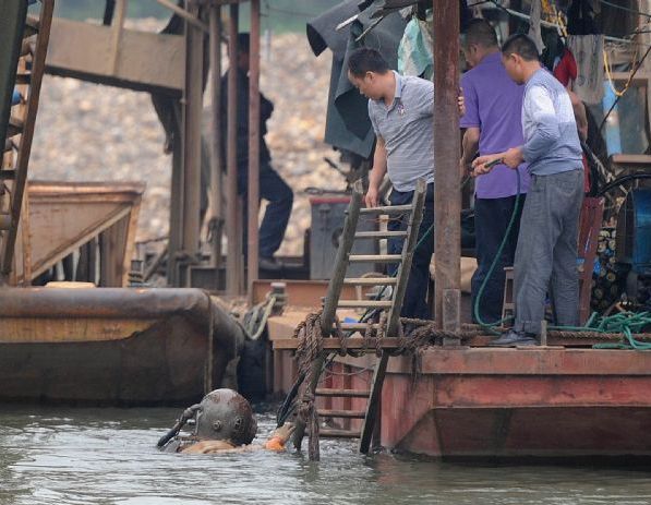 Rescuers search for missing people after a ferryboat capsized and sank in a river in Shaoyang County, central China's Hunan Province, Sept. 10, 2011. At least 11 people, mostly students from primary and middle schools, died and 16 others were injured in the accident on Friday afternoon. [Li Ga/Xinhua]