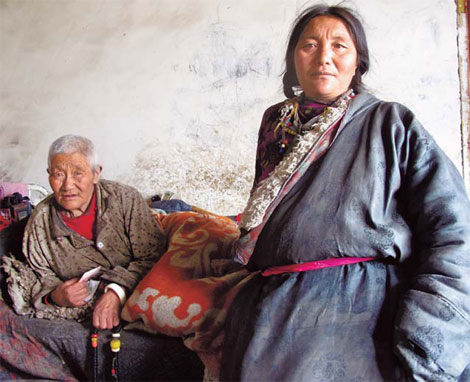Raxima (left) and her widowed daughter Lhamao in their earthen dwelling.