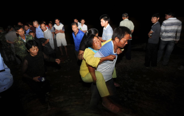 Relatives of the victims react on Sept 9, 2011. [Photo/Xinhua]