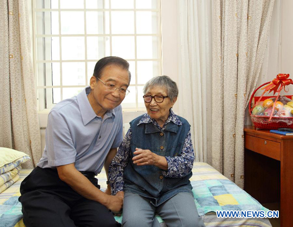 Chinese Premier Wen Jiabao talks to 91-year-old Shen Quan at a welfare home in Beijing, capital of China, Sept. 12, 2011. 