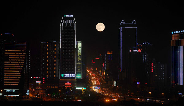 A full moon is seen over the downtown area in Changsha, capital city of Central China's Hunan province September 12, 2011, the Mid-Autumn Festival.[Photo/Xinhua]