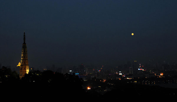 A full moon is seen over the West Lake of Hangzhou, capital city of East China's Zhejiang province September 12, 2011, the Mid-Autumn Festival. [Photo/Xinhua] 