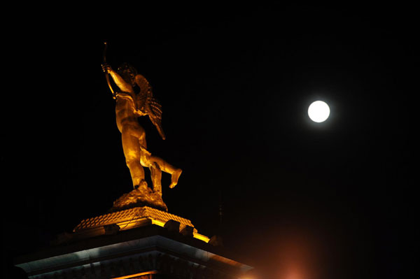 A full moon is seen over a sculpture in Harbin, capital city Northeast China's Heilongjiang province September 12, 2011, the Mid-Autumn Festival.[Photo/Xinhua]