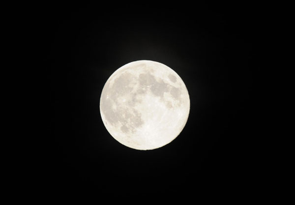 A full moon is seen on September 12, 2011, the Mid-Autumn Festival.[Photo/Xinhua]