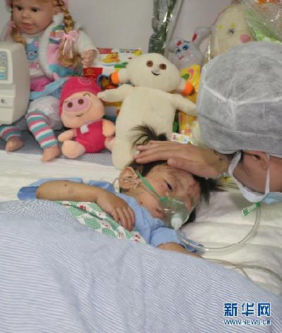 Xiang Weiyi, an over-two-year old survivor in China's deadly train crash, which happened on July 23 in suburban Wenzhou, Zhejiang Province, is getting better with her injuries recovered well.