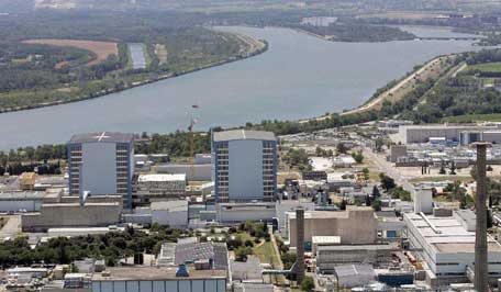 An explosion at a furnace at the Centraco nuclear waste treatment facility in southern France has killed one person and injured four others.