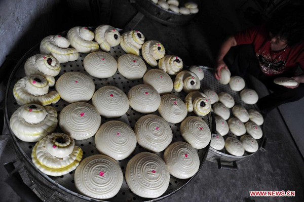 Photo taken on Sept. 10, 2011 shows moon cakes made by villagers themselves in a village of Yuncheng City, north China's Shanxi Province, Sept. 10, 2011. The steamed moon cakes made by local people in a traditional way as handmade wheaten food are popular as the Mid-Autumn Festival, which falls on Sept. 12 this year, is approaching.