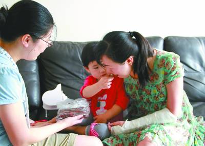 Niu Niu meets Wu Juping (R), the lady who saved her.