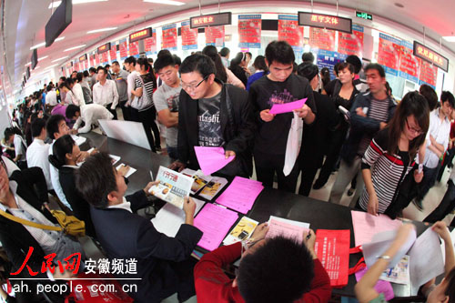 A job fair plans to provide 5,500 posts for university graduates in Haozhou, Anhui Province, in September 2011. 