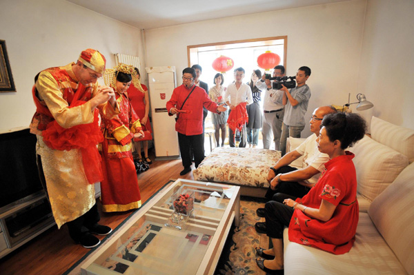 A German groom, Simon, bows to the parents of Chinese bride Cao Jia in Tianjin on Sept 12, 2011. The couple held a traditional Chinese wedding on the Mid-Autumn Festival in Tianjin, which fell on Sept 12 this year. 