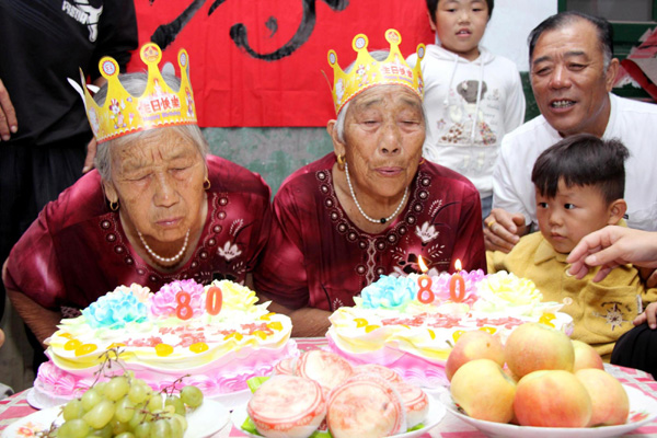 Twins in Shandong province celebrate their 80th birthdays on Sept 12, 2011. This year's Mid-Autumn Festival fell on Sept 12, 2011. [Photo/Xinhua] 