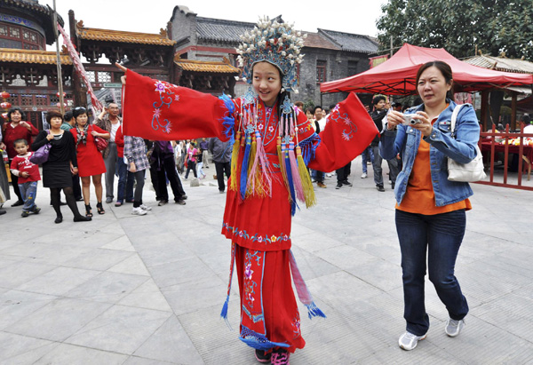 A girl dresses in an ancient Chinese outfit in Shandong province on Sept 12, 2011. This year's Mid-Autumn Festival fell on Sept 12. [Photo/Xinhua]