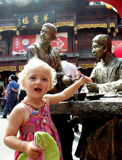 Photo taken on Sept 7, 2011, shows a Canadian girl during the Intangible Cultural Heritage Festival in Shanghai, east China. The cultural festival kicked off in the Yuyuan Garden on Wednesday, to celebrate the upcoming Mid-Autumn Festival, which falls on Sept 12 this year. [Photo/Xinhua]