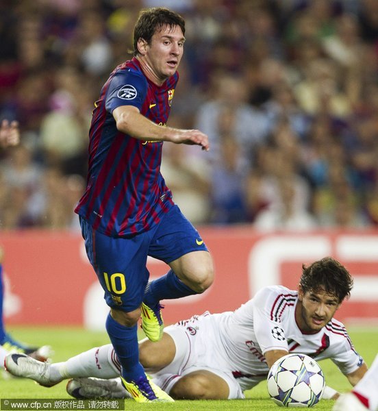 FC Barcelona's Argentinian striker Lionel Messi (L) vies the ball with AC Milan's Brazilian striker Alexandre Pato (R) during their UEFA Champions League soccer match at Camp Nou stadium in Barcelona, northeastern Spain, 13 September 2011.