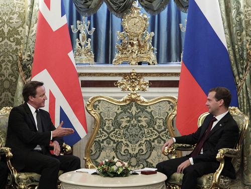 Russian President Dmitry Medvedev (R) and British Prime Minister David Cameron (L) [Xinhua/AFP]