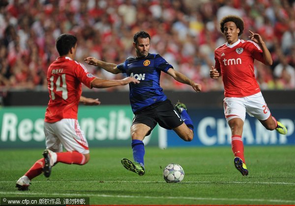 Ryan Giggs of Manchester United scores their first goal during the UEFA Champions League Group C match between SL Benfica and Manchester United at Estadio da Luz on September 14, 2011 in Lisbon, Portugal.