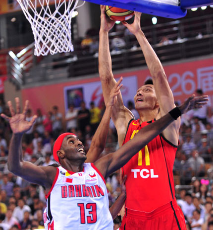 China's Yi Jianlian (right) goes for a basket during their Asia Championship Group D match against Bahrain in Wuhan, Hubei Province, yesterday. [Source:shanghaidaily]