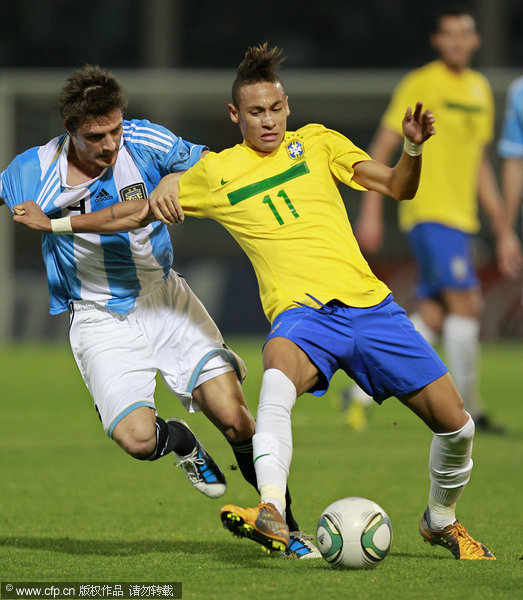 Brazil's Neymar(R) and Argentina's Ivan Pillud (L) struggle for the ball during a soccer friendly match in Cordoba, Argentina, Wednesday, Sept. 14, 2011.