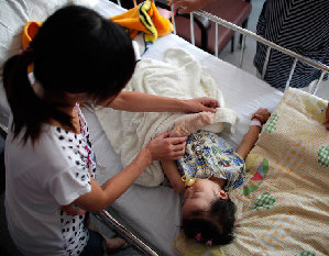 Gu Xinyu, a 2-year-old who was diagnosed with high levels in her blood, is still in hopital for treatment.