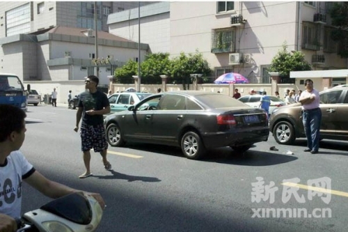 A  fees collector at a city parking lot was crushed to death yesterday in Shanghai.